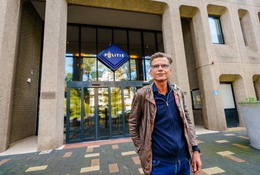 Hans Nijenhuis bij het politiebureau na zijn vrijlating.