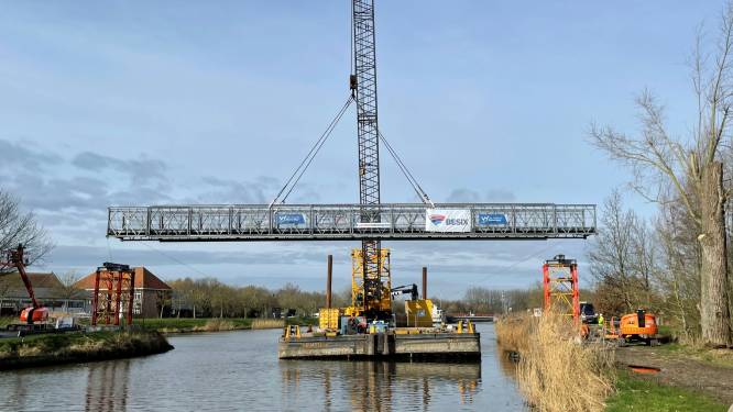 Noodbrug voor fietsers en voetgangers geïnstalleerd over kanaal Gent-Brugge-Oostende