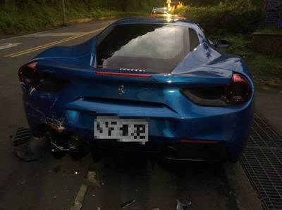 Bezorger valt in slaap, ramt vier Ferrari’s en moet drie ton ophoesten