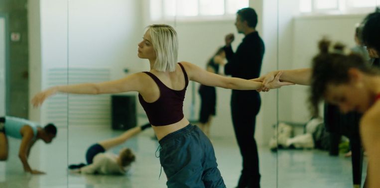 Wil je als kijker mee beslissen over het lot van sterdanseres Eveline, dan moet je zorgen dat je helemaal mee bent wanneer aflevering zes op het scherm komt. Beeld PLAY 4