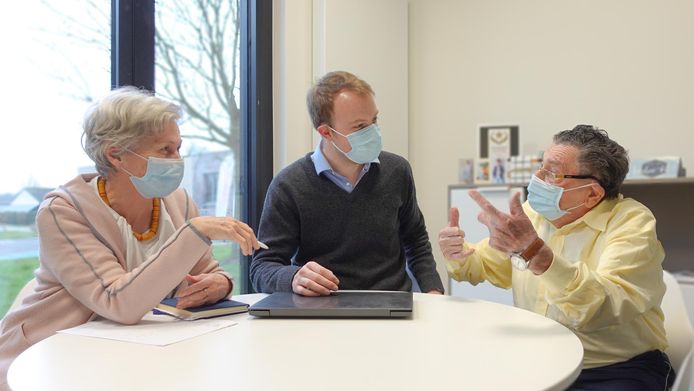 Pius (93) zit mee aan tafel van de sollicitatiegesprekken.
