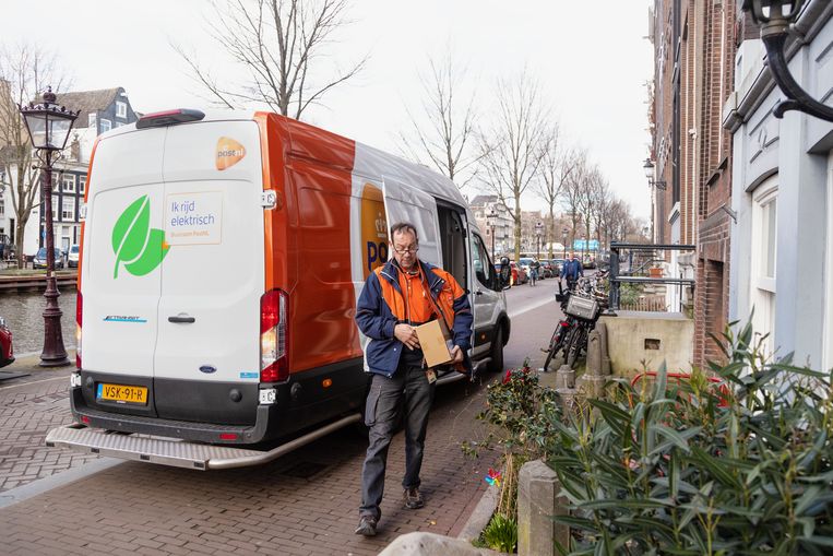 Een medewerker van PostNL brengt pakjes rond. Beeld Lina Selg