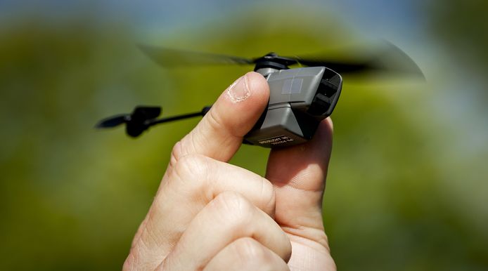 Het Nederlandse leger zet sinds dit jaar de Black Hornet in. De drone van achttien gram wordt gebruikt door verkenningseenheden van de landmacht.