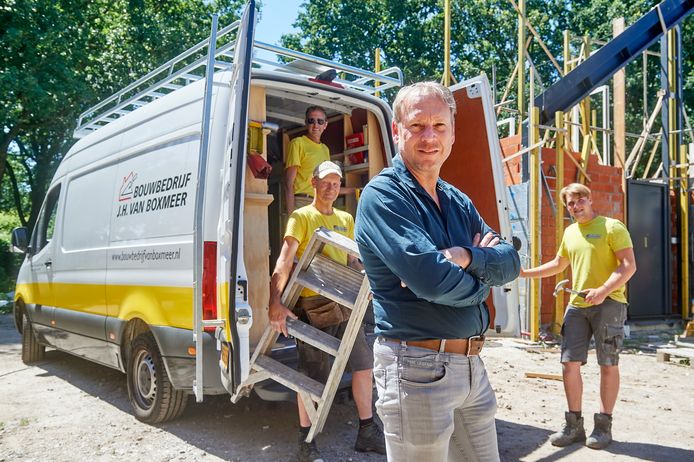 Willy van Boxmeer, directeur en eigenaar van bouwbedrijf Van Boxmeer, met drie medewerkers. Het bedrijf is Hofleverancier geworden.