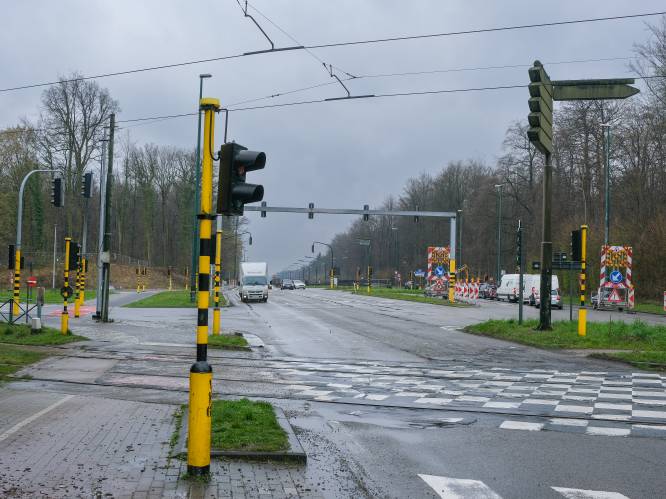 Week en twee weekends lang ernstige hinder op Vierarmenkruispunt