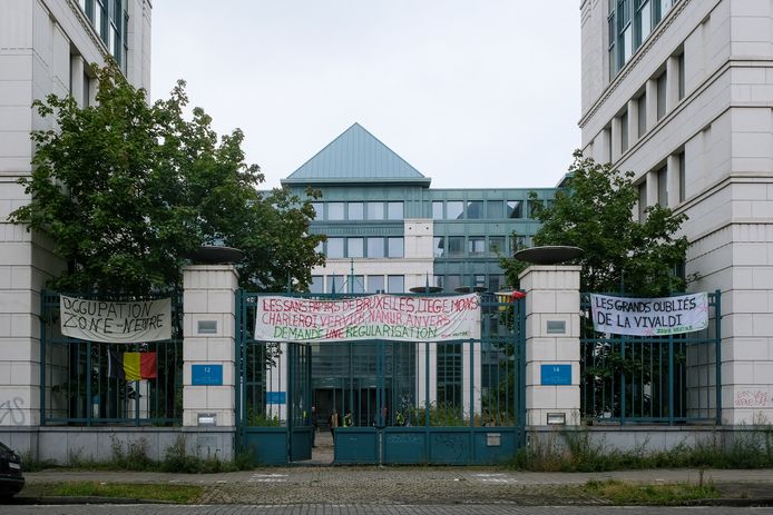 Het oude KBC-gebouw in Molenbeek waar sinds vorige week donderdag zo’n 250 sans-papiers verblijven.