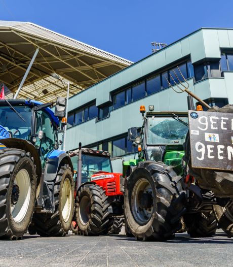 Tientallen boeren protesteren bij stadion Utrecht tegen stikstofmaatregelen, ook actie in Amersfoort