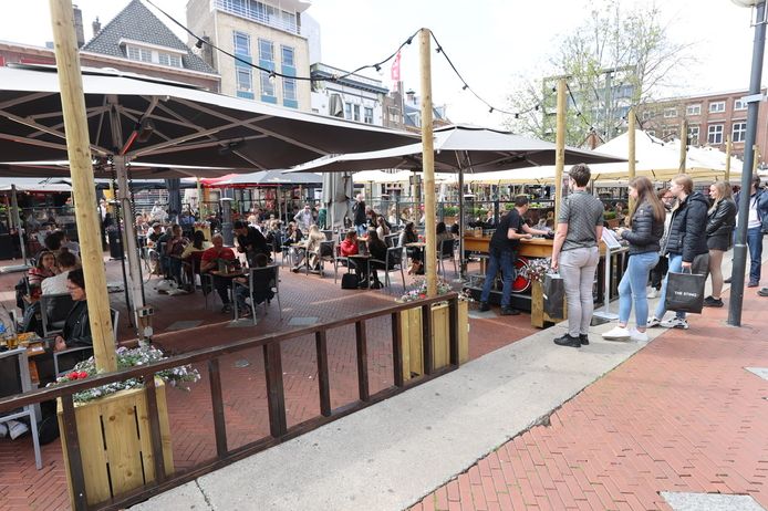 Drukte op de terrassen op de Markt in Eindhoven. De mensen op de foto komen niet voor in het verhaal.