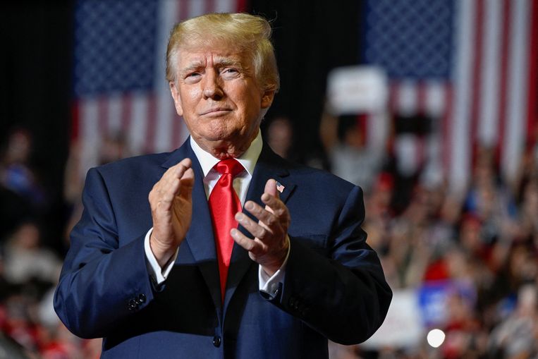 Donald Trump tijdens een rally in Youngstown, Ohio, waar volgens velen een van de lijfliederen van de QAnon-beweging werd gespeeld.  Beeld Reuters