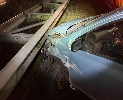 Automobilist rijdt tegen vangrail op A4 bij Hoogerheide, rijstrook aantal uren dicht