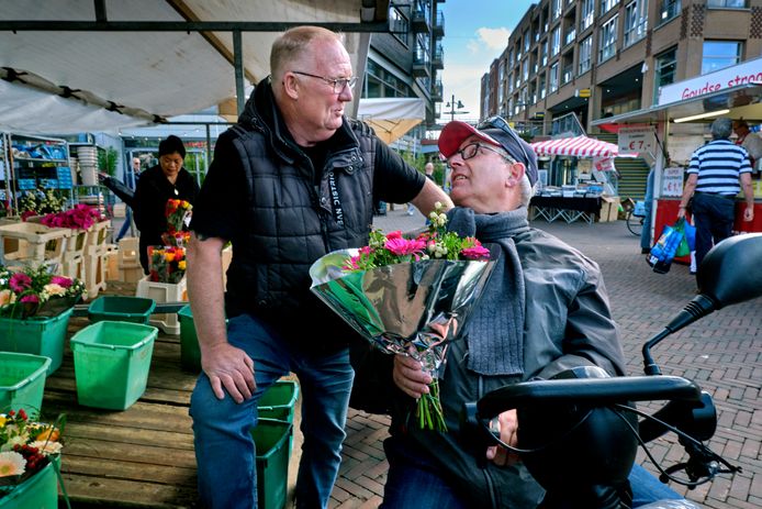Marktkoopman Rene Groenendijk (63) stopt ermee na tientallen jaren op de markt in Papendrecht, Alblasserdam en Rotterdam.
