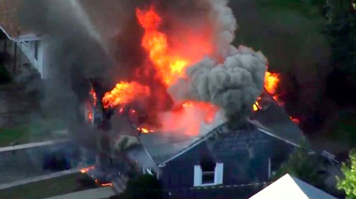 Brandweerlieden bestrijden het vuur in een huis in Lawrence.