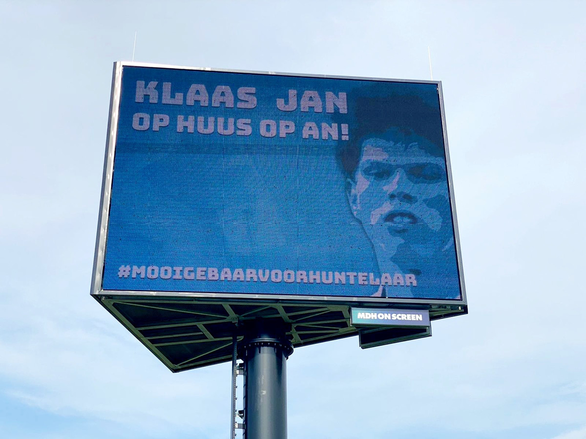 Graafschap-fans probeerden onder meer met levensgrote beeltenis van Klaas-Jan Huntelaar de Achterhoeks spits te verleiden tot een terugkeer bij de Superboeren.