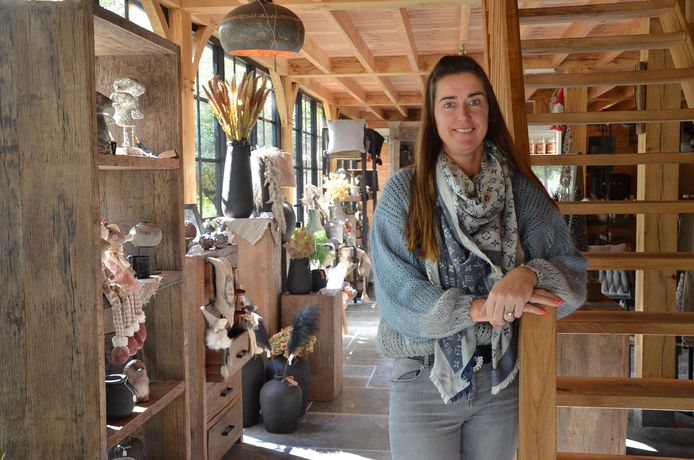 Evy De Prez in haar nieuwe woonwinkel 'Gezellig Landelijk' in Nederhasselt.