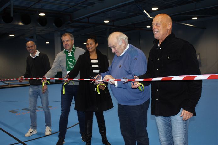 De hal is officieel geopend door de eigenaren van het complex, Willem Goudkuil en Wilfred van Riggelen (voorgrond), Chantal de Haan namens FSG en Edgar Breed en Eric Veen van AMHC.