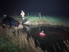 Automobilist raakt te water in Rouveen en moet naar het ziekenhuis, duikers zoeken naar tweede persoon