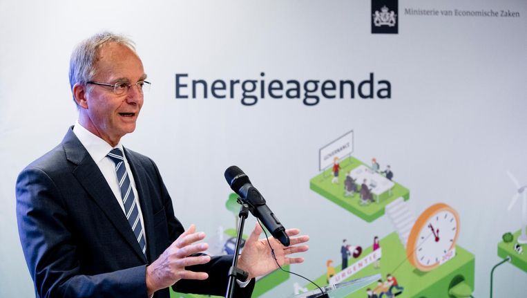 'Minister van Economische Zaken Henk Kamp bij de presentatie van de energie-agenda, waarin het kabinet de toekomstige lijn uitzet om CO2-emissies te reduceren.' Beeld anp