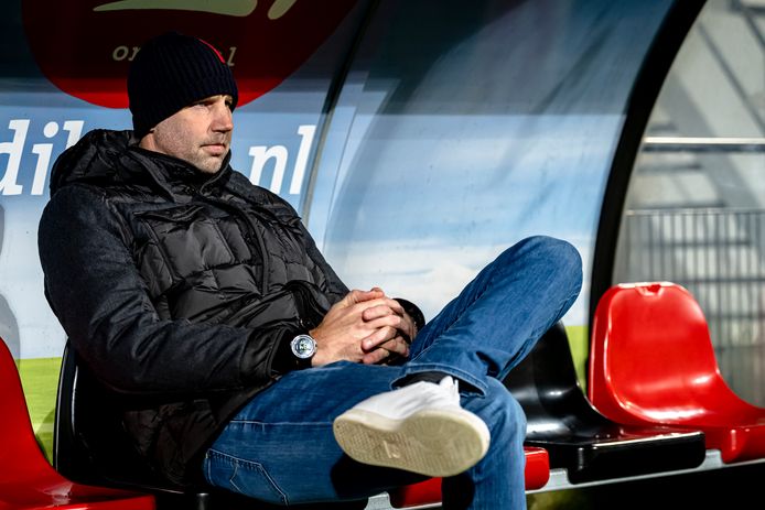 Bob Peeters in de dug-out van Helmond Sport.