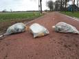 In de Geffense Kouwe Noord zijn drie zakken midden op straat beland.