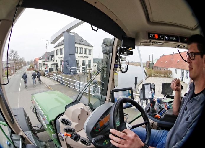 Ze proberen zoveel mogelijk rekening met elkaar te houden. Maar toch bestaan er al langer zorgen over de verkeersveiligheid in de dorpen, zoals op de foto in Rijnsaterwoude.
