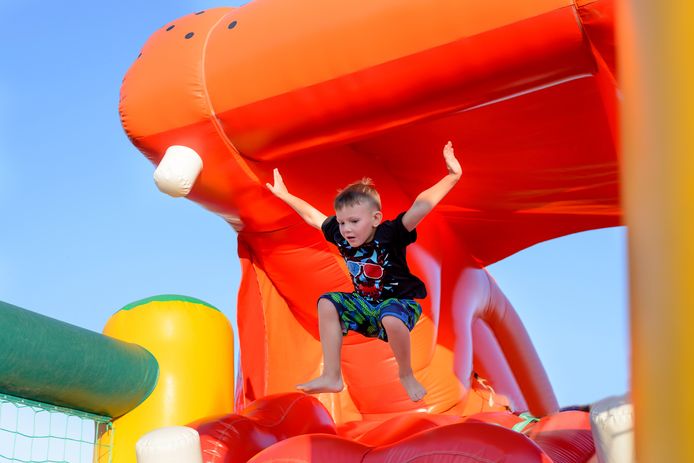 Trillen roddel wassen Vijf Duitse kinderen zwaargewond nadat springkussen de lucht in vliegt |  Buitenland | AD.nl