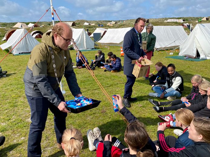 Burgemeesters Vlieland en Winterswijk delen ijsjes uit aan de kinderen van Kamp Wenters dat voor de 75ste keer wordt gehouden.