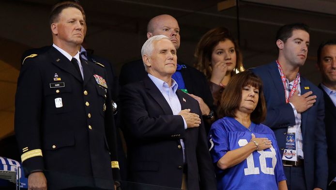 De Amerikaanse vicepresident Mike Pence met zijn vrouw Karen voorafgaande aan een NFL-wedstrijd tussen de Indianapolis Colts en de San Francisco 49ers.
