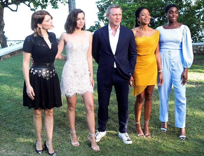 Lea Seydoux, Ana de Armas, Daniel Craig, Naomie Harris en Lashana Lynch op de set van ‘Bond 25'.