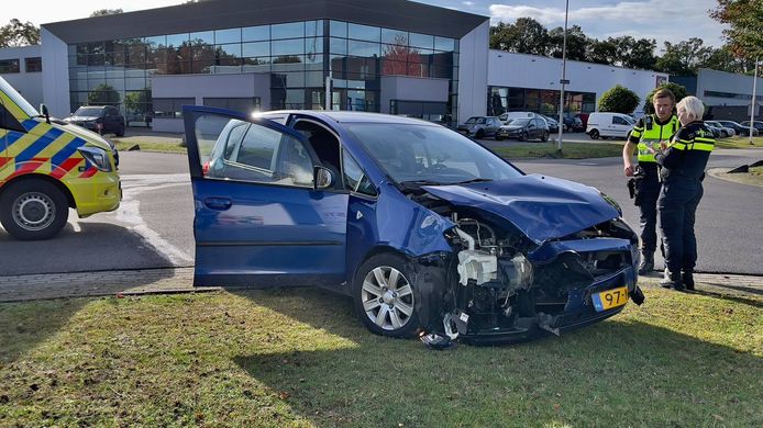 Eén van de twee auto's die bij het ongeval in Oldenzaal betrokken was.