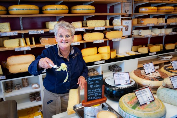 Marian van der Velden is 51 jaar werkzaam bij kaashandel De Wit in Nijmegen. Woensdag gaat ze met pensioen.