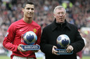 Cristiano Ronaldo met zijn voormalig manager Sir Alex Ferguson, die van 2003 tot 2009 zijn coach was op Old Trafford.