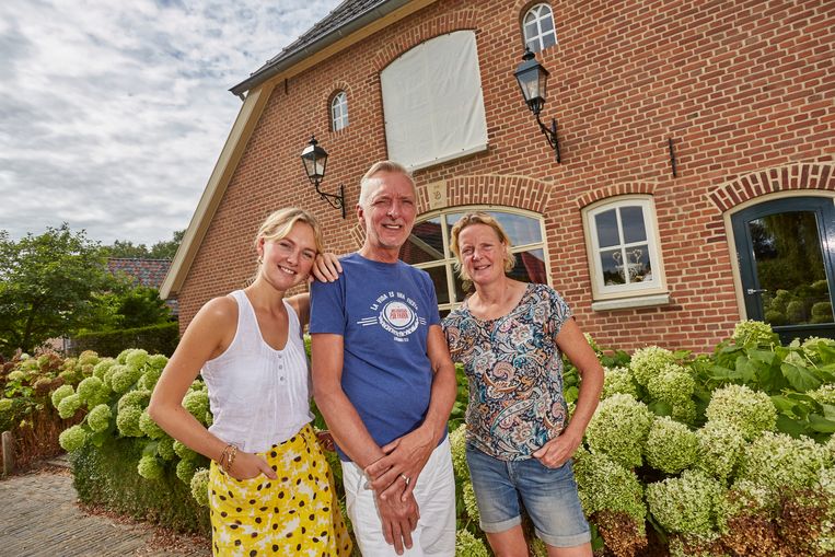 Maxime, Martien en Erica Meiland (v.l.n.r.) voor hun fraaie Hengelose boerderij. 