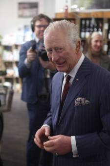 Ce moment gênant où Charles III se fait offrir une couronne… Burger King