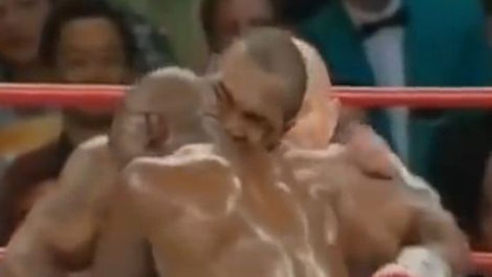 Tyson bij in het oor van Holyfield