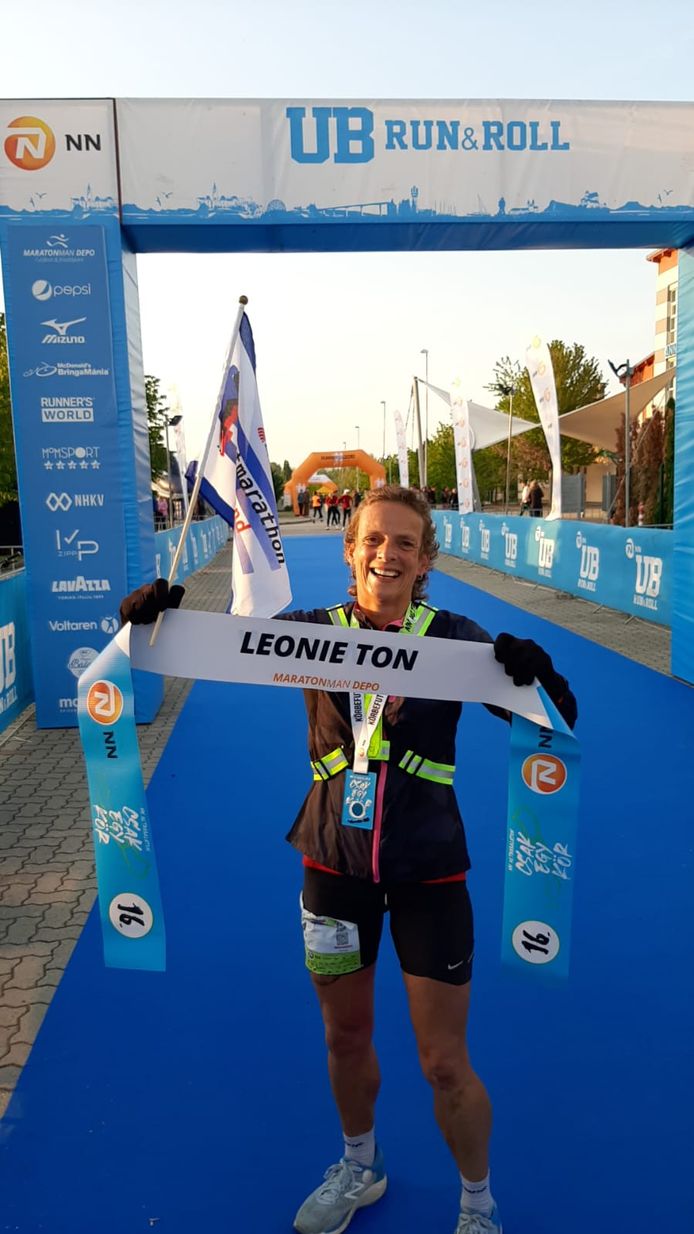 Leonie Ton heeft de Ultrabalaton uitgelopen en heeft haar eigen finishlint.