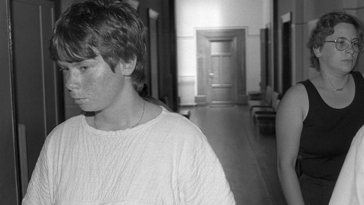 Murielle Bolle (l) was 15 jaar toen het lichaam van de kleine Grégory werd gevonden, in 1984. De vrouw wordt nu beschuldigd van ontvoering. Beeld AFP