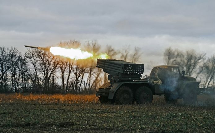 Les forces ukrainiennes tirent avec un lance-roquettes multiple sur une ligne de front près de Bakhmout.
