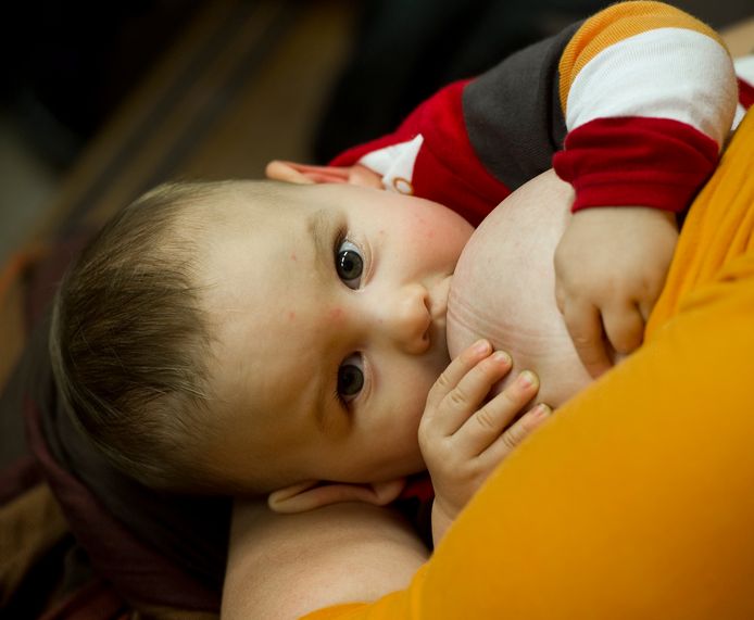 Vrouwen die het Covid 19-virus hebben gehad en moedermelk geven, worden door het Emma Kinderziekenhuis opgeroepen 100 ml melk te doneren voor onderzoek naar antistoffen in hun melk.