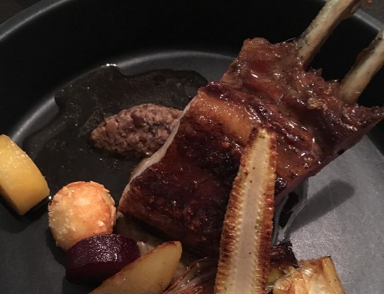 Ribroast lamsrug. Beeld Mac van Dinther