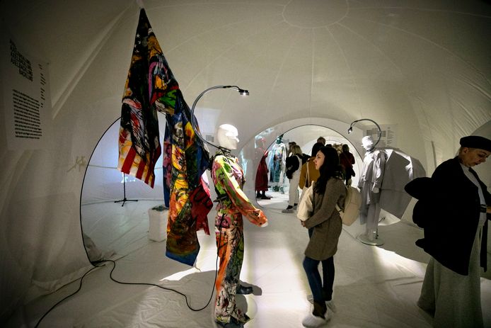 De expositie Shape Shifters van De Modebelofte in voormalig V&D- pand