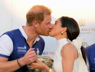 Plus amoureux que jamais: Meghan félicite le prince Harry avec un baiser après sa victoire lors d'un match de polo
