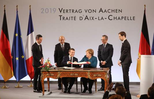 Angela Merkel en Emmanuel Macron tekenen het Verdrag van Aken.