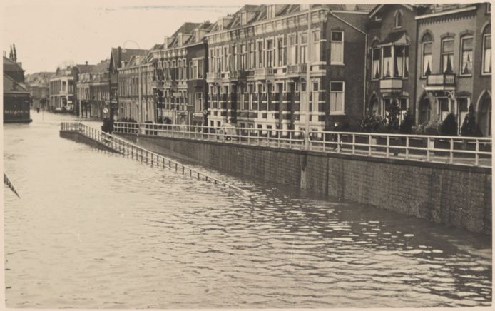 Tijdens de watersnood van 1953 kwamen onder meer het Krispijntunneltje en de Spuiweg compleet onder water te staan.