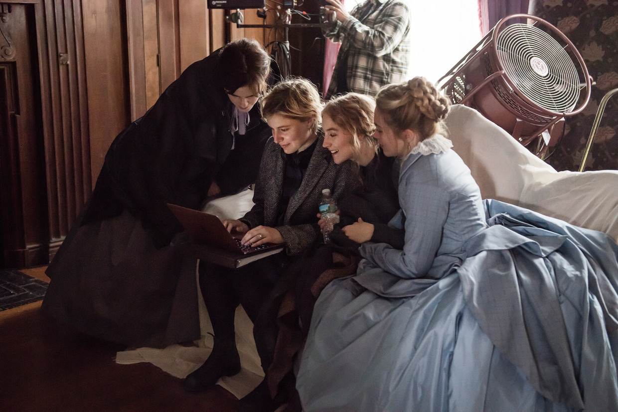 Meg March (Emma Watson), regisseur Greta Gerwig, Jo March (Saoirse Ronan) en Amy March (Florence Pugh) op de set van Little Women. Beeld 