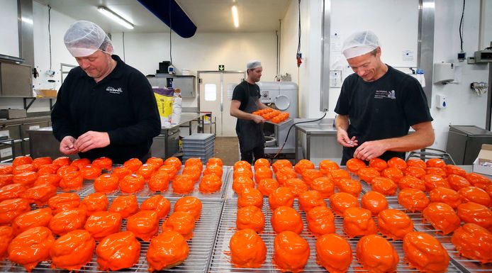 April 2020:  Oranje chocoladebollen worden afgewerkt in de bakkerij van Van der Grijn.