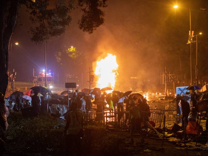 Situatie escaleert in Hongkong: politie belegert universiteitscampus en zet traangas in