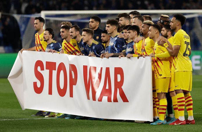Spelers van Napoli en Barcelona maken voor hun wedstrijd een statement tegen de oorlog.