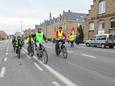 De school organiseerde een fietsslang en vraagt daarmee aandacht voor de veiligheid op de Meenseweg.