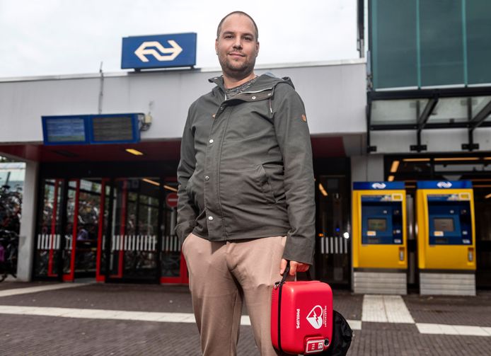 Arnoud Vermeer op station Weesp, die de komst van de AED's mede op de agenda kreeg.
De 34-jarige Vermeer reanimeerde vorig jaar iemand op een station waar geen AED was.  Het slachtoffer overleefde de hartstilstand niet.