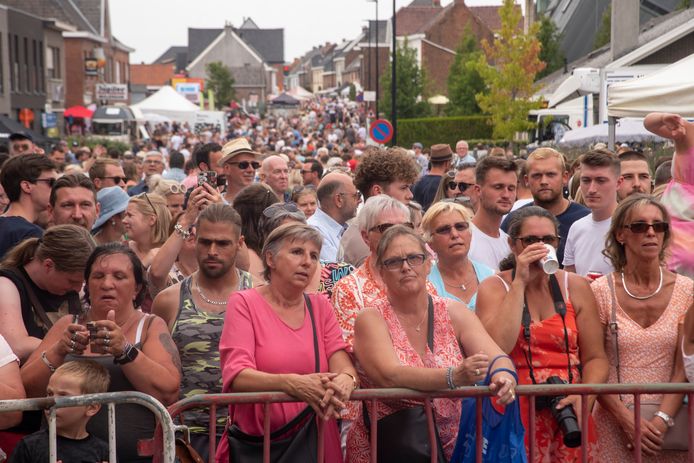 Een massa volk voor de optredens op Bruisend Balegem.